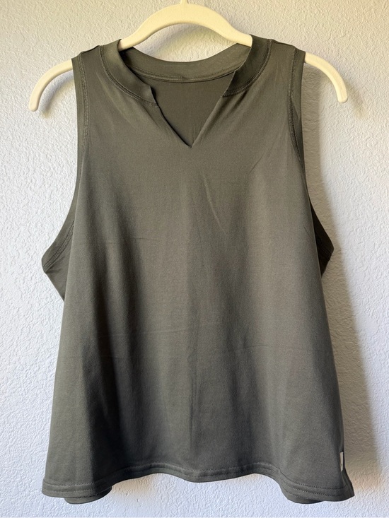 Vuori Tops - Vuori Energy Tank Womens Medium Custom Notch V-Neck Olive Green Athletic Top EUC